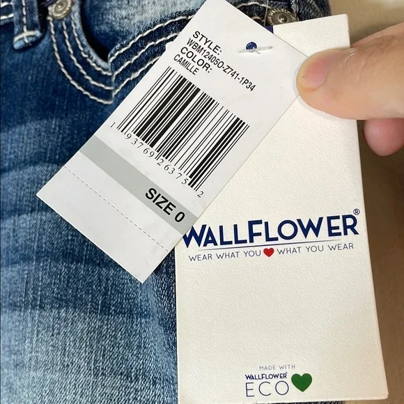 Wallflower The Luscious Curvy Fit Jeans. 0. NWT. - Picture 3 of 12